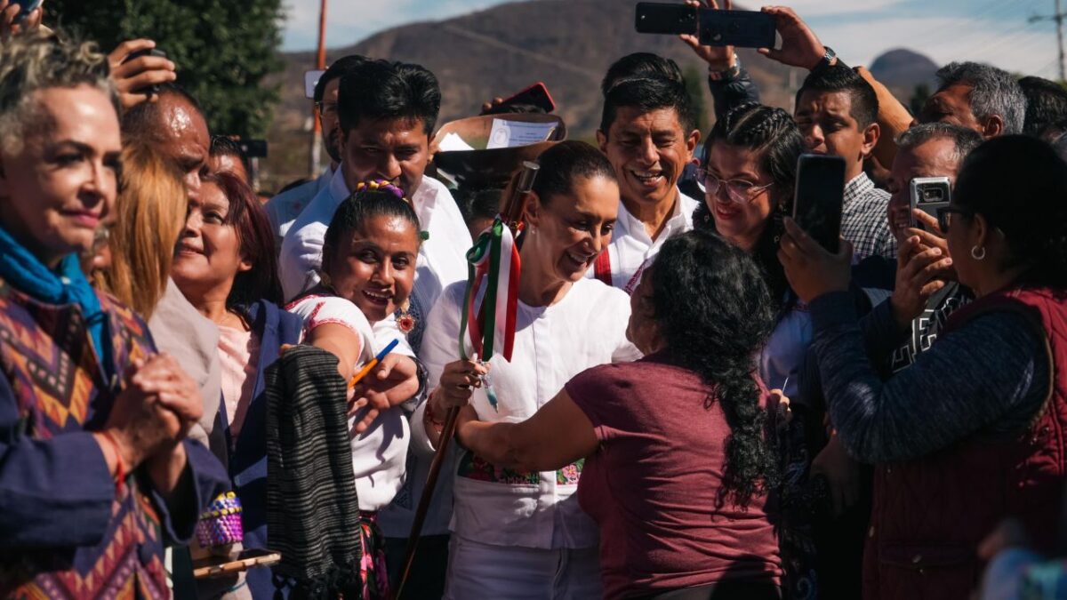 Claudia Sheinbaum Pardo anunció la creación de un programa para llevar obras a la región Mixteca, durante su visita a al estado de Oaxaca.