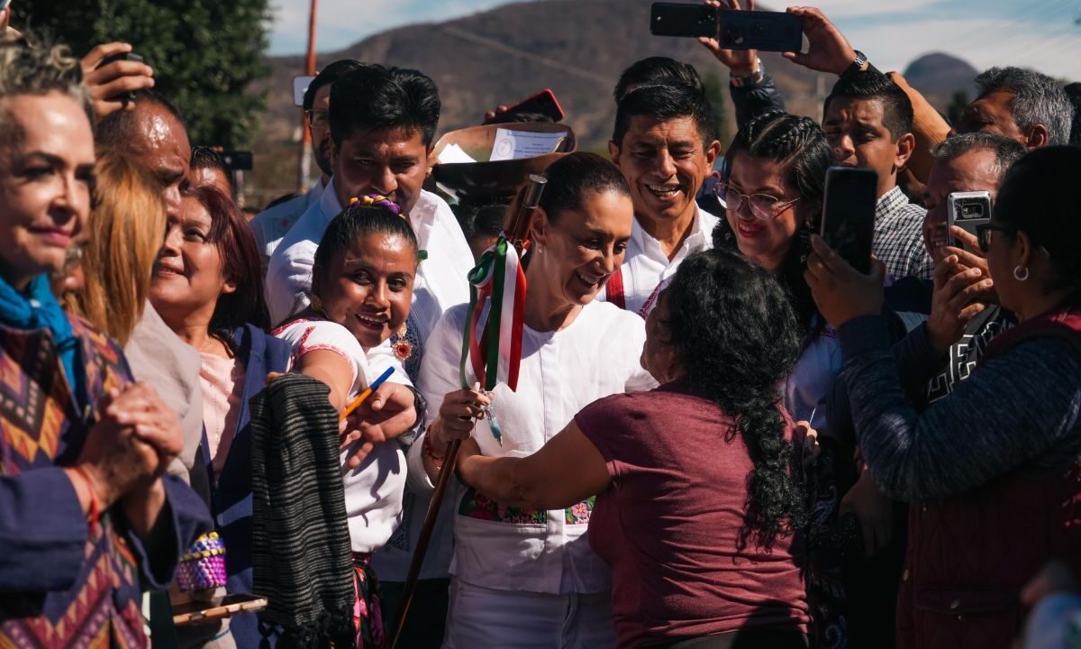 Claudia Sheinbaum Pardo anunció la creación de un programa para llevar obras a la región Mixteca, durante su visita a al estado de Oaxaca.