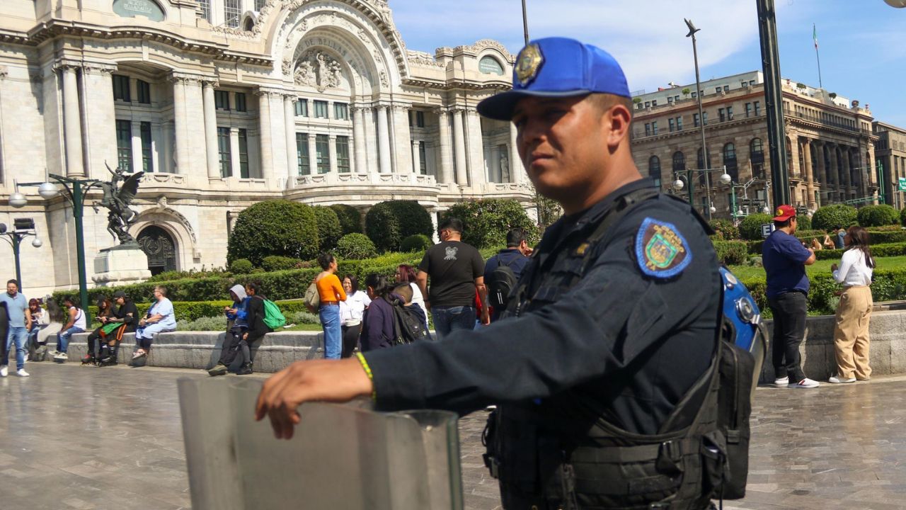 Policía Auxiliar resguardando las inmediaciones del Palacio de Bellas Artes.