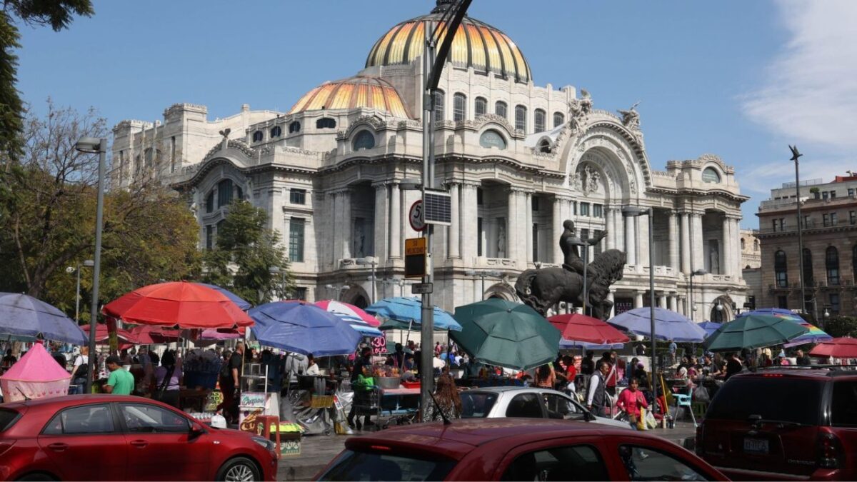 Comerciantes ambulantes en las inmediaciones de Bellas Artes.