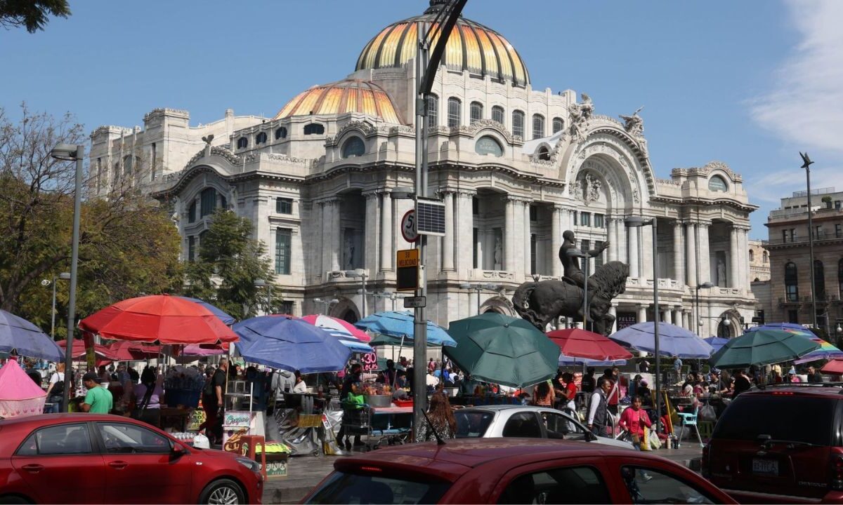 Comerciantes ambulantes en las inmediaciones de Bellas Artes.