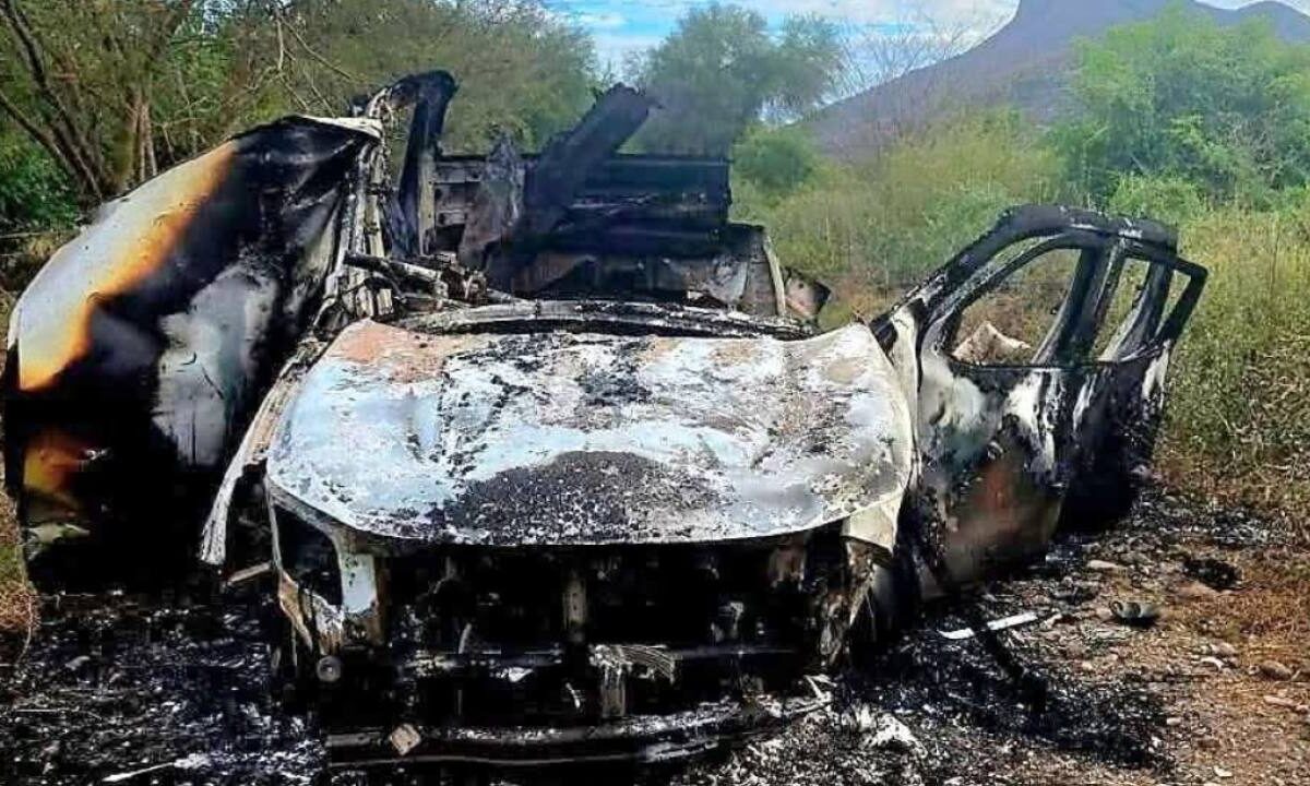 El profesor conducía una camioneta Pickup cuando el artefacto explosivo detonado destruyó completamente el vehículo.