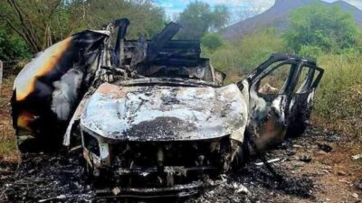 El profesor conducía una camioneta Pickup cuando el artefacto explosivo detonado destruyó completamente el vehículo.