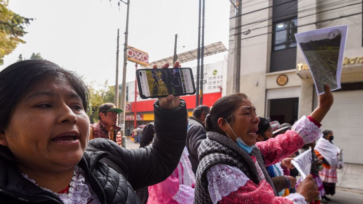 Comerciantes mazahuas mantuvieron un bloqueo vial sobre Paseo de la Reforma, a la altura de la avenida Hidalgo, en la alcaldía Cuauhtémoc.