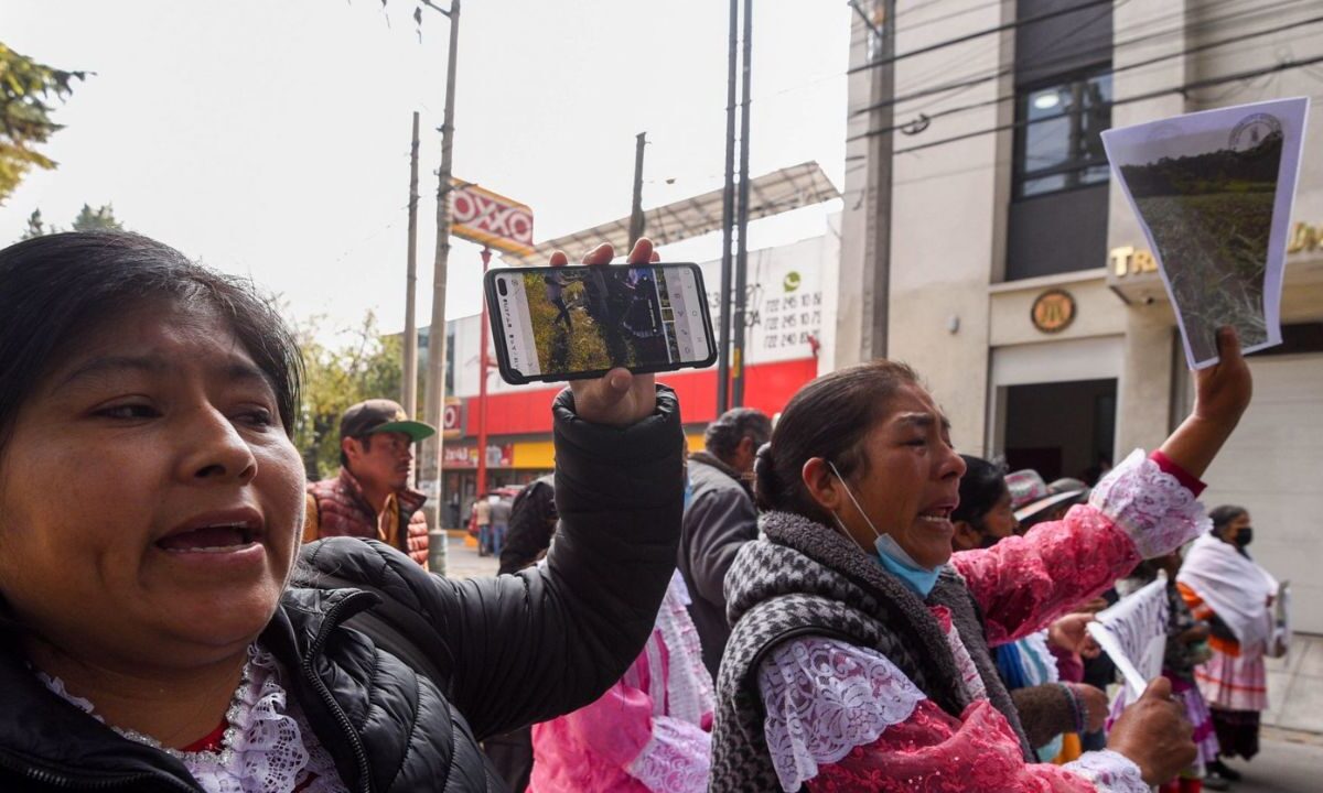 Comerciantes mazahuas mantuvieron un bloqueo vial sobre Paseo de la Reforma, a la altura de la avenida Hidalgo, en la alcaldía Cuauhtémoc.