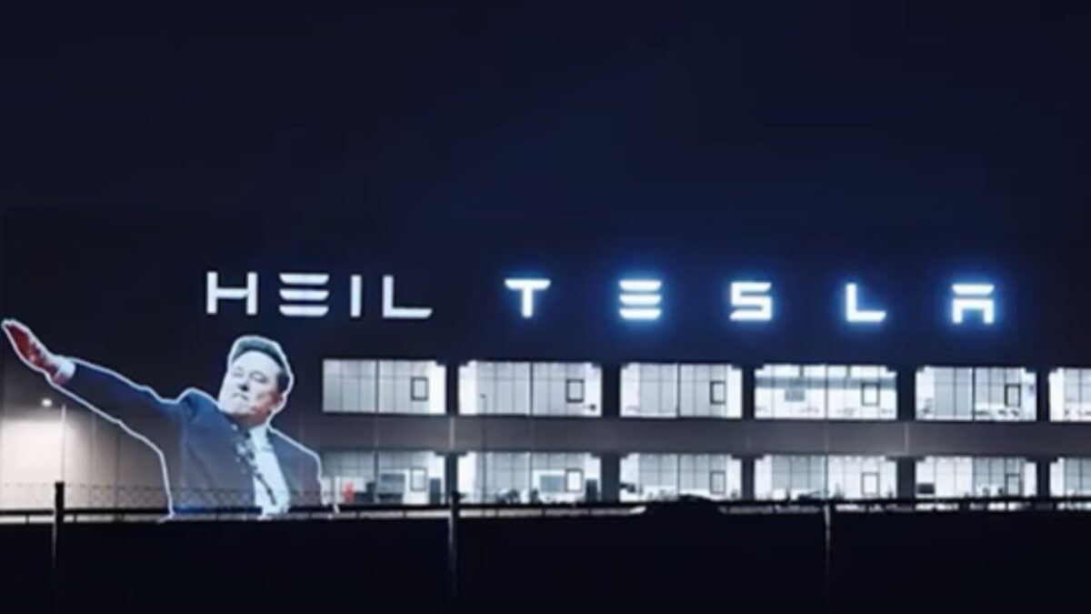 Proyectan imágen de Musk en una planta de Tesla realizando polémico saludo nazi