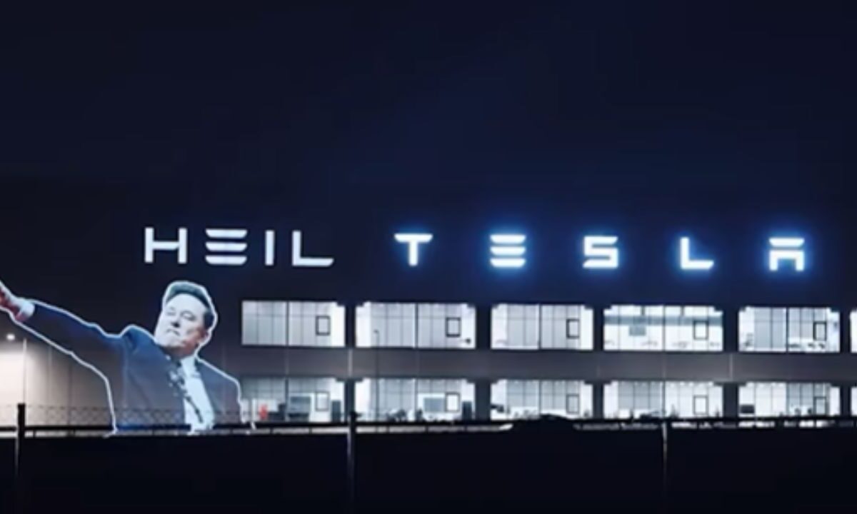 Proyectan imágen de Musk en una planta de Tesla realizando polémico saludo nazi