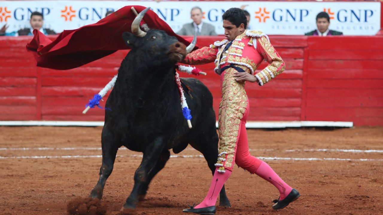 Talavante, durante la 5ta corrida de toros en la temporada de reapertura 2024 en la Monumental Plaza de Toros.