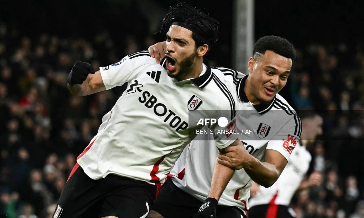 El delantero Raúl Jiménez apoyó en el triunfo de su equipo ante el Leicester City.