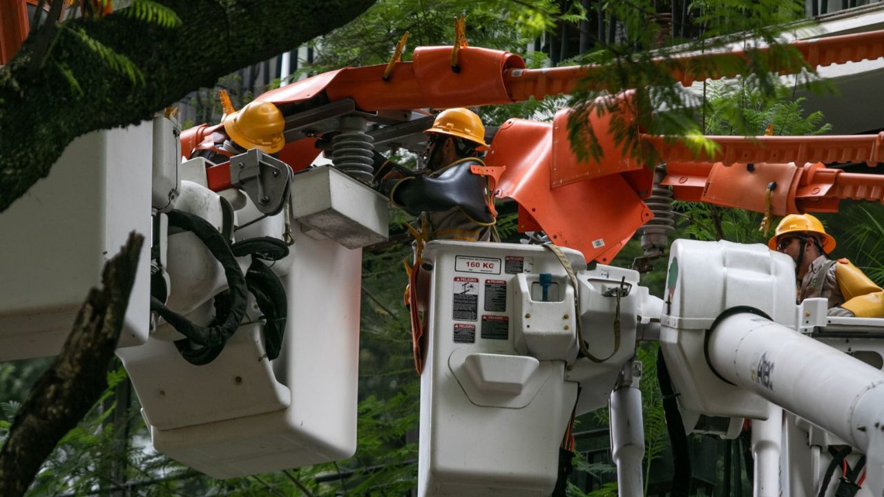 Trabajadores de la CFE, autoridad que puede cortar la luz por diversos motivos.