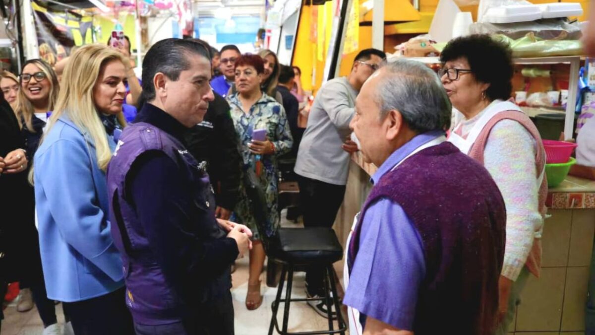 El alcalde de Coyoacán, Giovani Gutiérrez, inauguró los trabajos de rehabilitación de un mercado público.