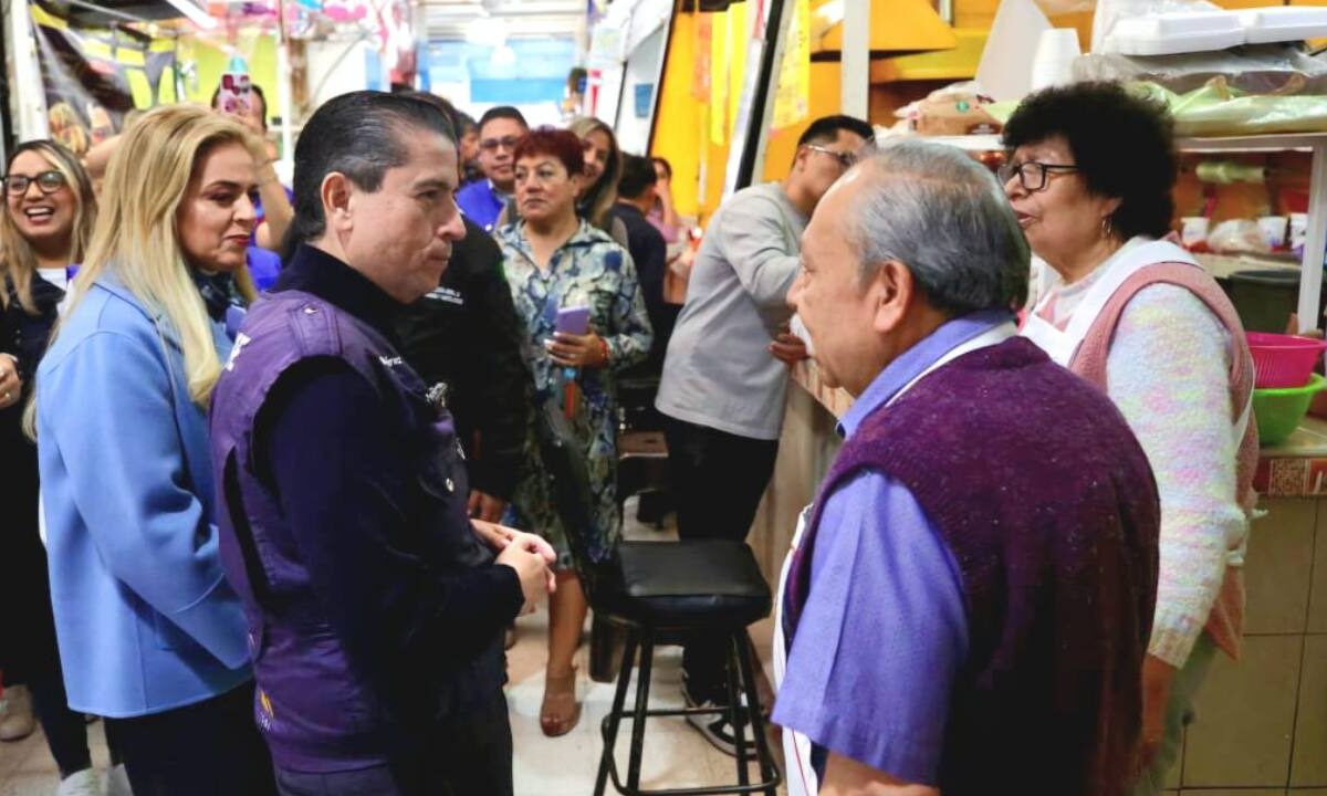 El alcalde de Coyoacán, Giovani Gutiérrez, inauguró los trabajos de rehabilitación de un mercado público.