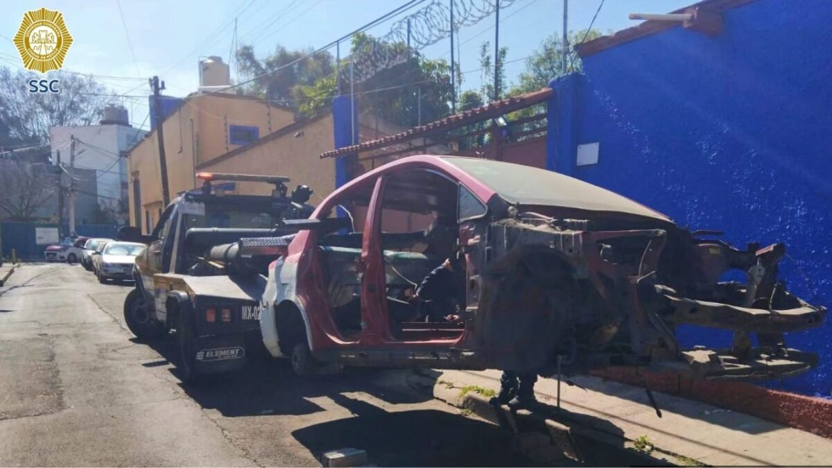 Retiran autos chatarra en alcaldías de Ciudad de México.