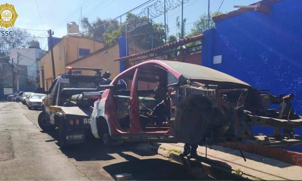 Retiran autos chatarra en alcaldías de Ciudad de México.