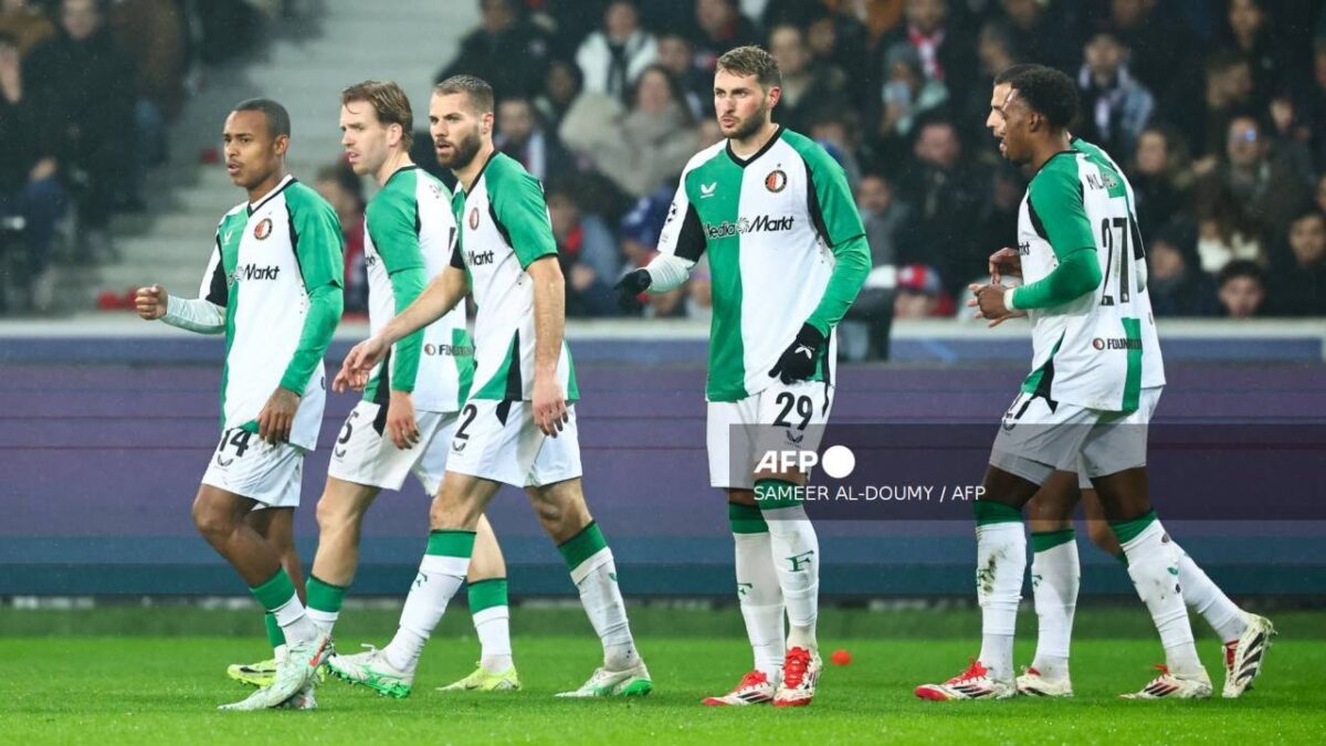 Santiago Giménez y Feyenoord no pudieron conseguir su boleto directo a los octavos de final.