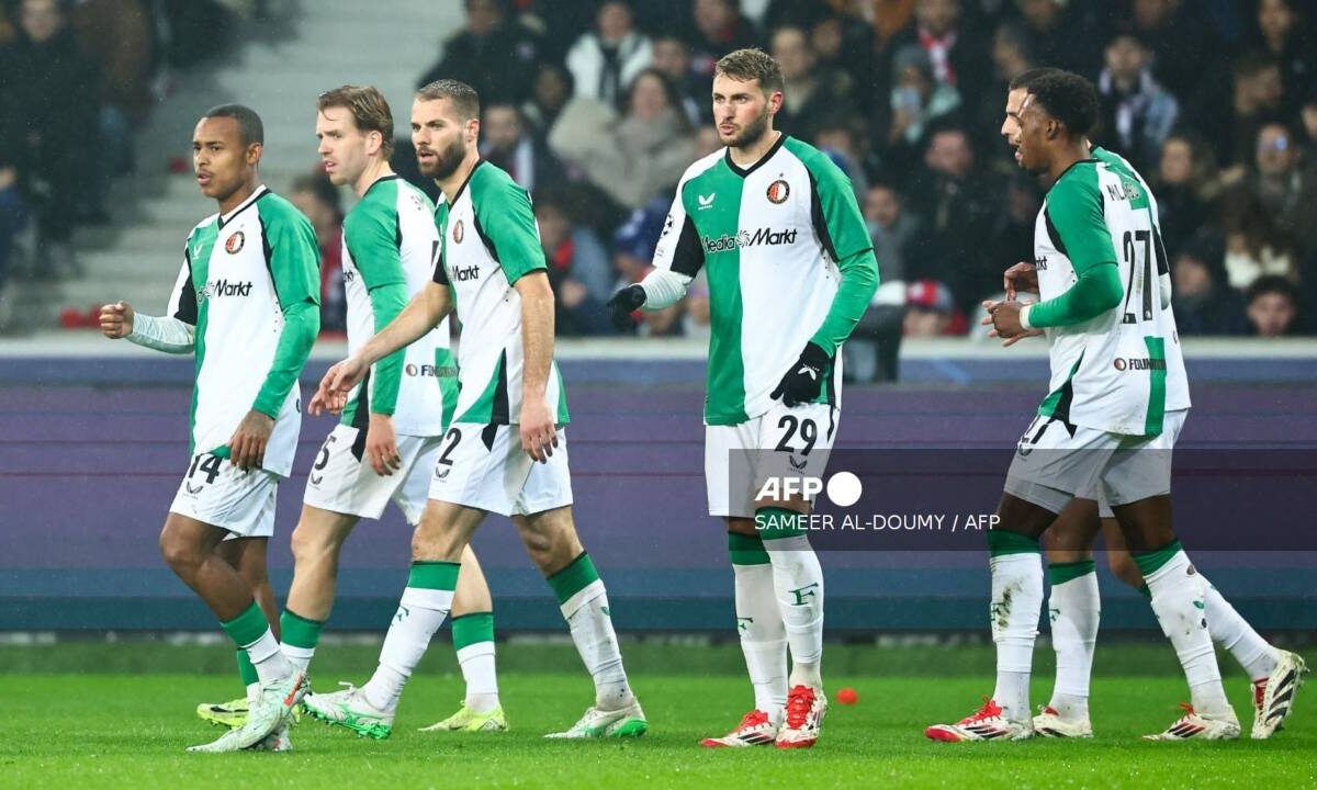 Santiago Giménez y Feyenoord no pudieron conseguir su boleto directo a los octavos de final.