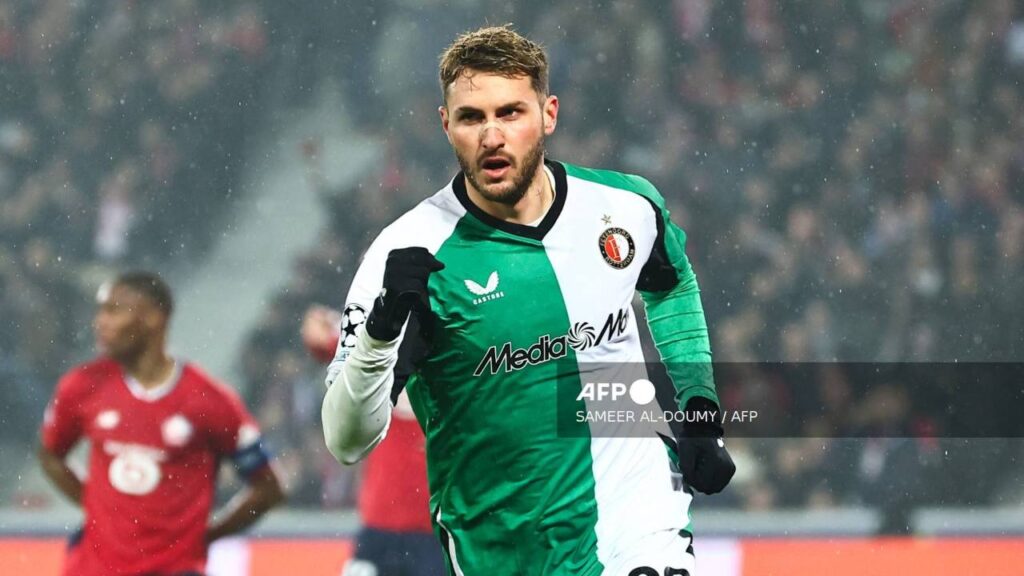 El mexicano Santiago Giménez anotó un gol ante el Lille; sin embargo, no fue suficiente para evitar la goleada de su equipo.