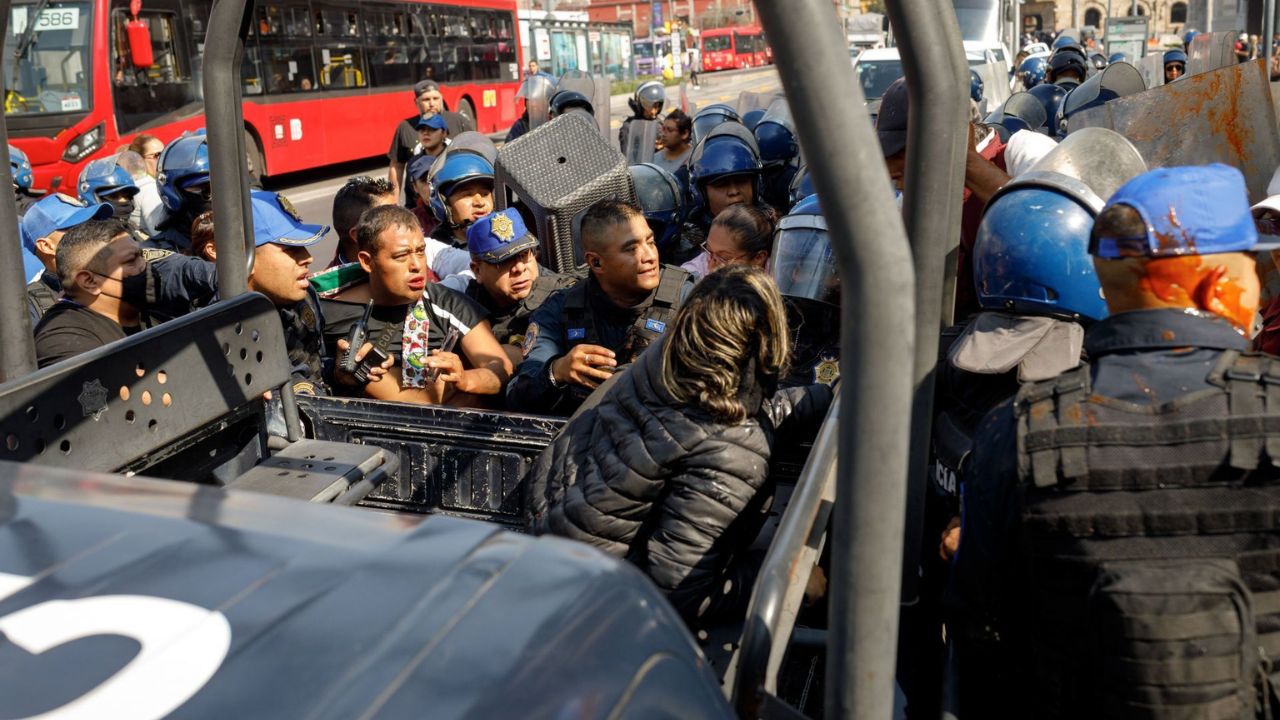 Un enfrentamiento entre comerciantes ambulantes y elementos de la Secretaría de Seguridad Ciudadana se desató esta tarde en Bellas Artes.