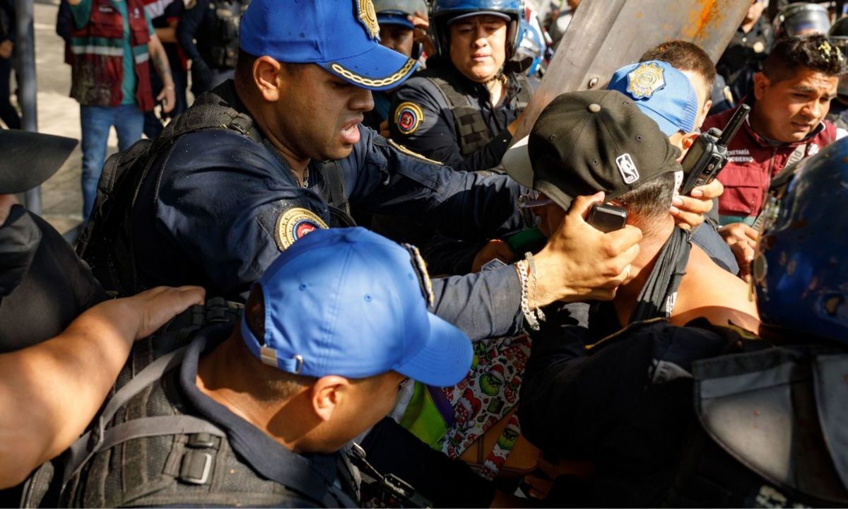 Un enfrentamiento entre comerciantes ambulantes y elementos de la Secretaría de Seguridad Ciudadana se desató esta tarde en Bellas Artes.