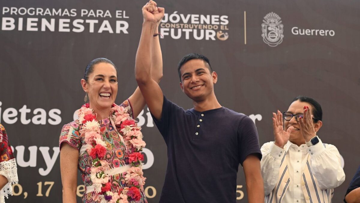 La presidenta Claudia Sheinbaum entregó tarjetas a los beneficiarios del programa Jóvenes Construyendo el Futuro en su visita a Acapulco.