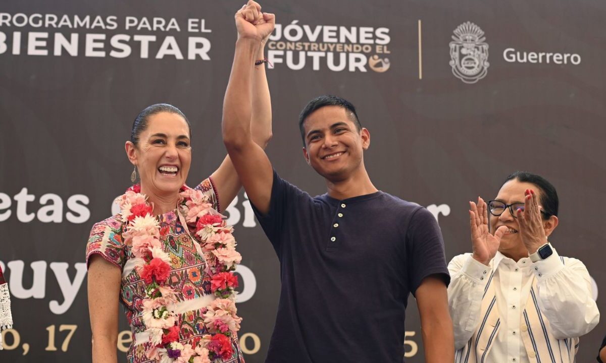 La presidenta Claudia Sheinbaum entregó tarjetas a los beneficiarios del programa Jóvenes Construyendo el Futuro en su visita a Acapulco.