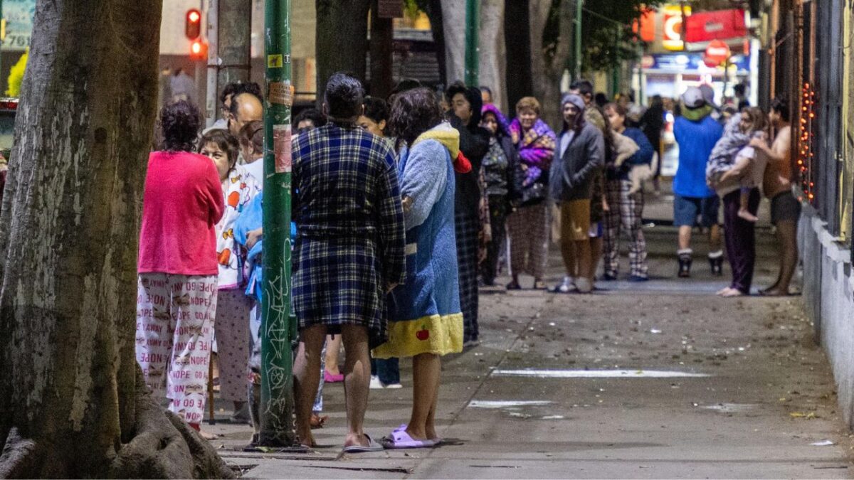 Durante la Madrugada de este Domingo los habitantes de la Ciudad de México fueron sorprendidos por un sismo que hizo sonar la Alerta Sísmica, por lo cual y pese a la lluvia los capitalinos se vieron obligados a desalojar sus domicilios.