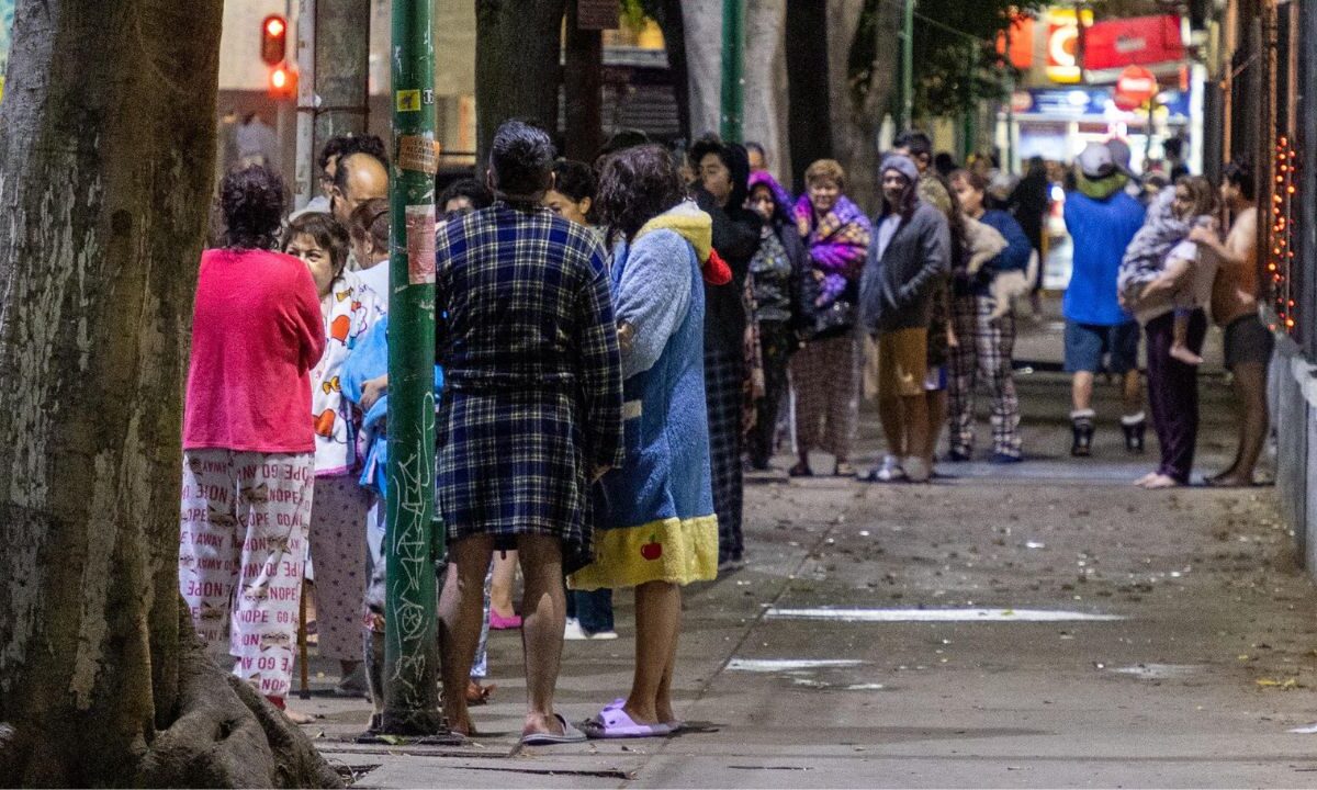 Durante la Madrugada de este Domingo los habitantes de la Ciudad de México fueron sorprendidos por un sismo que hizo sonar la Alerta Sísmica, por lo cual y pese a la lluvia los capitalinos se vieron obligados a desalojar sus domicilios.