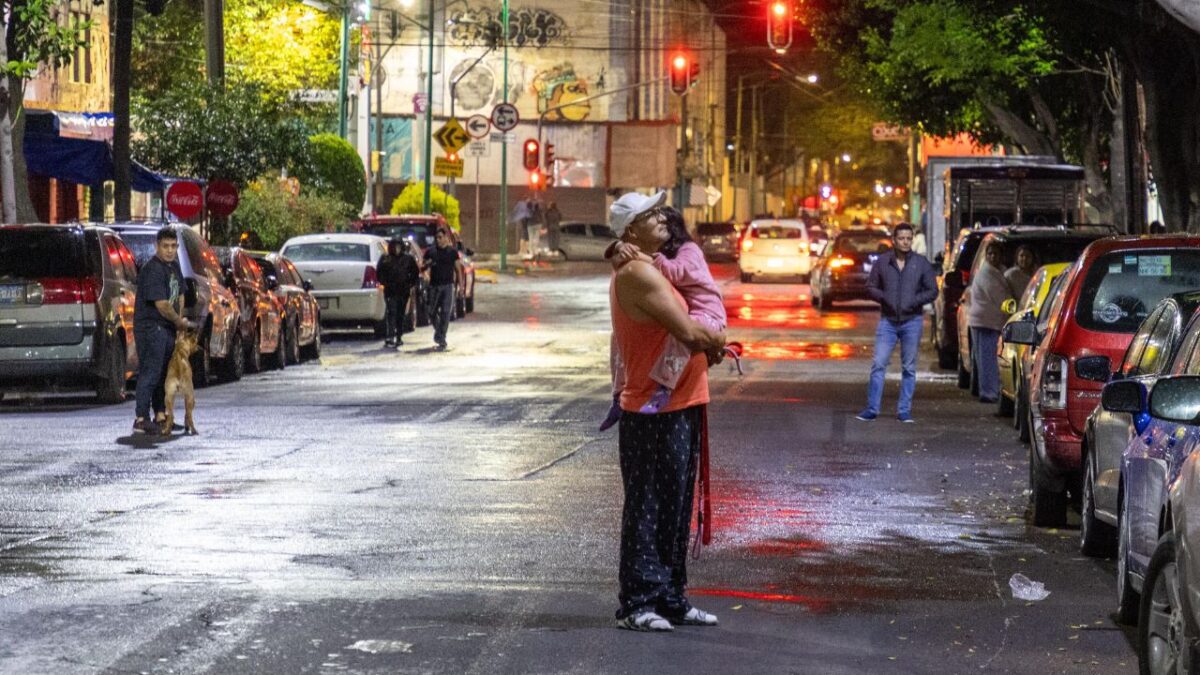 Miles de capitalinos desalojaron sus domicilios tras el sismo reportado hoy en CDMX.