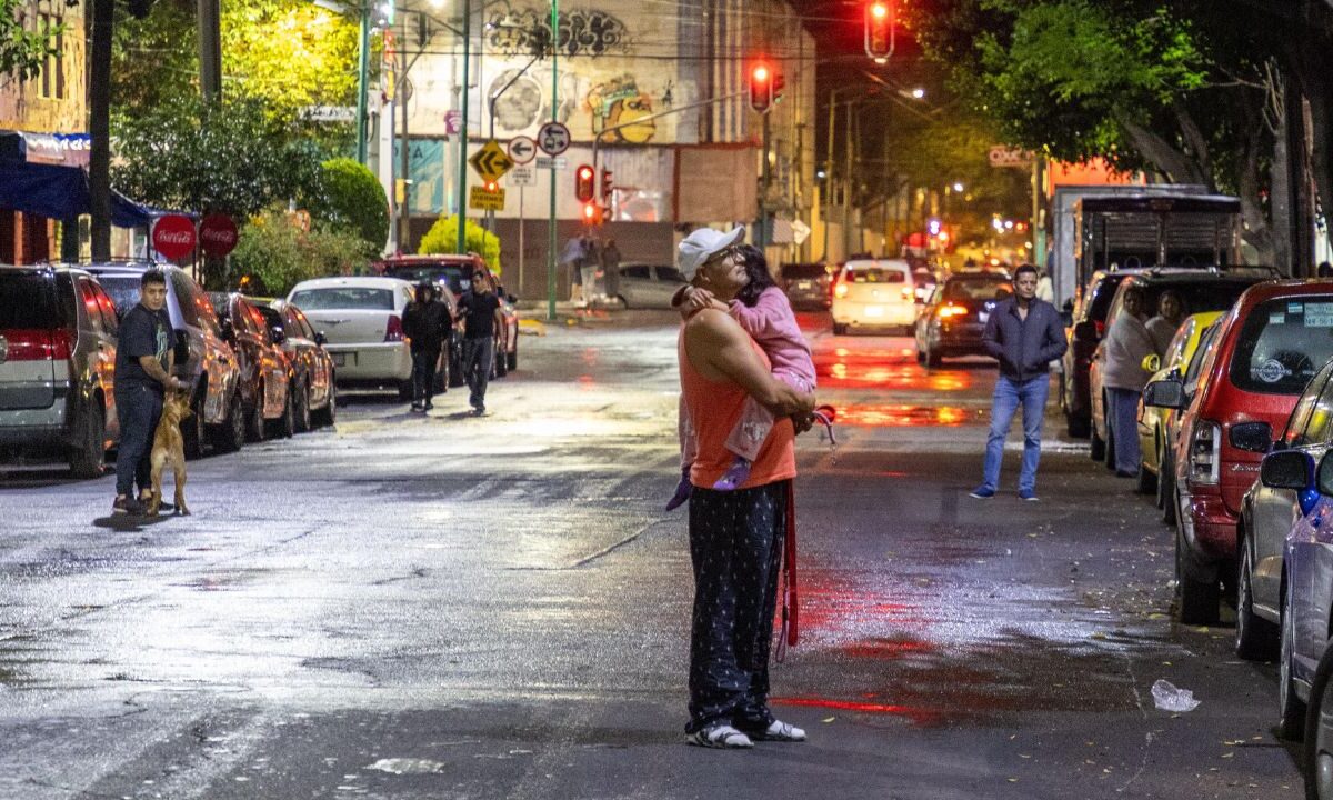 Miles de capitalinos desalojaron sus domicilios tras el sismo reportado hoy en CDMX.