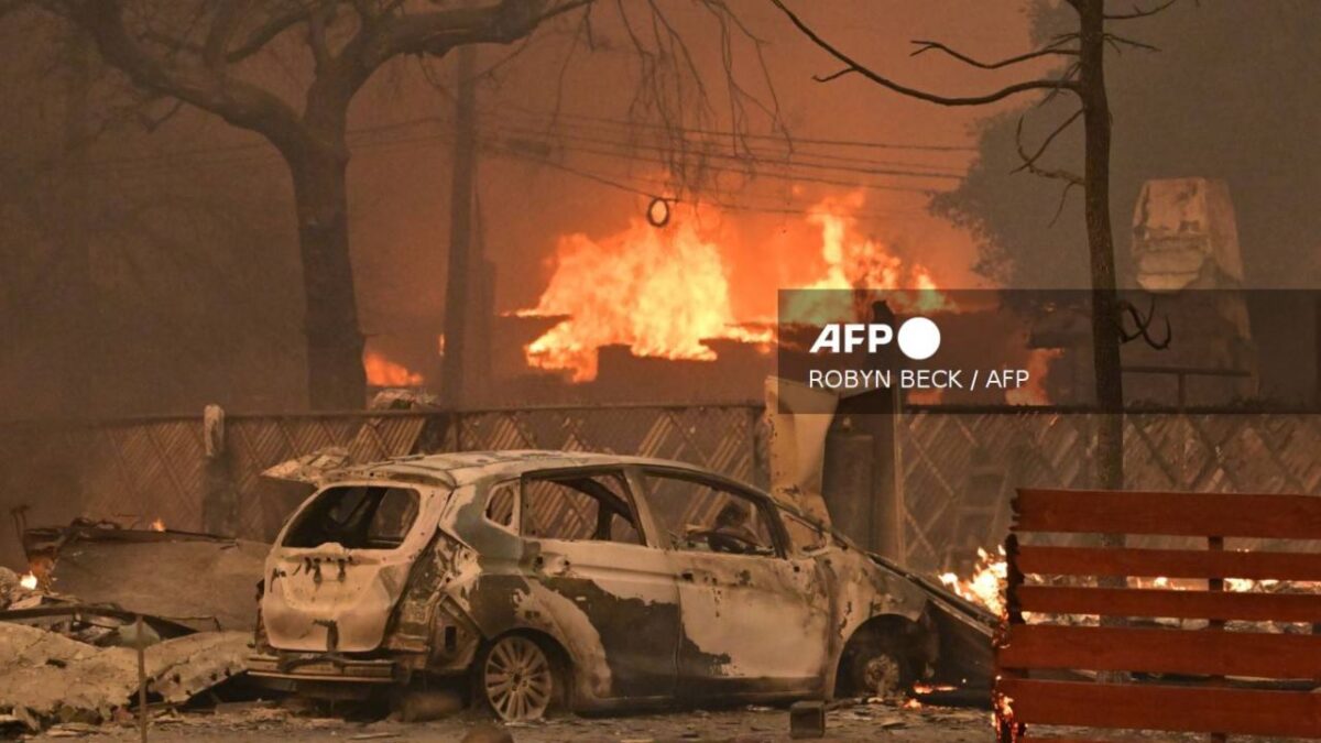 Múltiples incendios se desataron en Los Ángeles, acechada por poderosos vientos, en las últimas 24 horas.