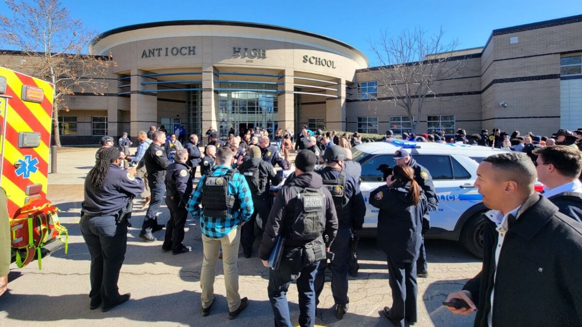 Una estudiante murió y dos resultaron heridos durante un tiroteo desatado por un alumno de la secundaria Antioch en Nashville, Tennessee..