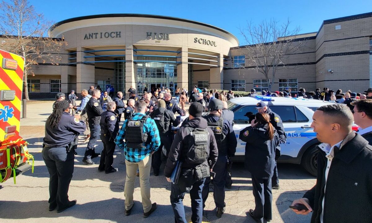 Una estudiante murió y dos resultaron heridos durante un tiroteo desatado por un alumno de la secundaria Antioch en Nashville, Tennessee..