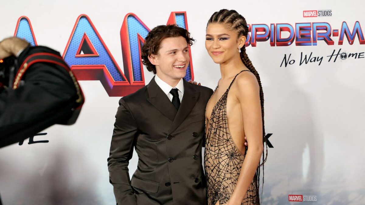 La actriz Zendaya deslumbró a los asistentes de los Golden Globes y el anillo que traía puesto provocó especulaciones sobre su compromiso con Tom Holland.