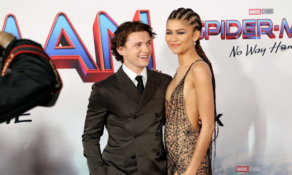 La actriz Zendaya deslumbró a los asistentes de los Golden Globes y el anillo que traía puesto provocó especulaciones sobre su compromiso con Tom Holland.