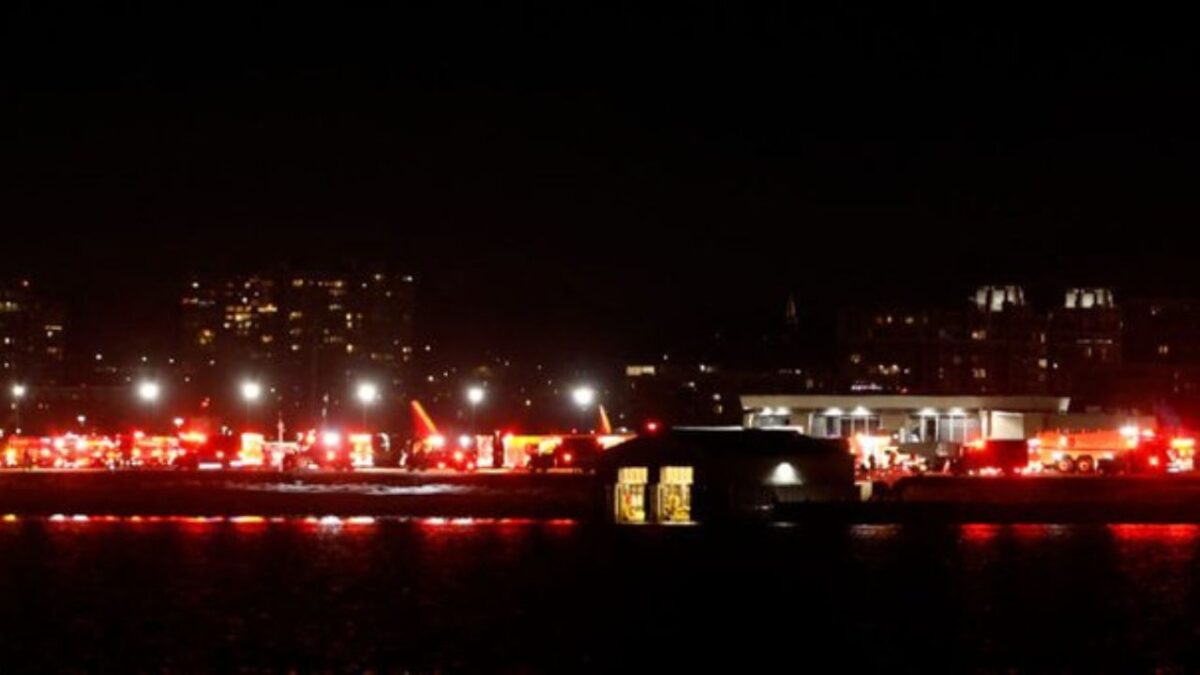 Avión de pasajeros y helicóptero colisionan en el aire; restos quedan en el río Potomac.