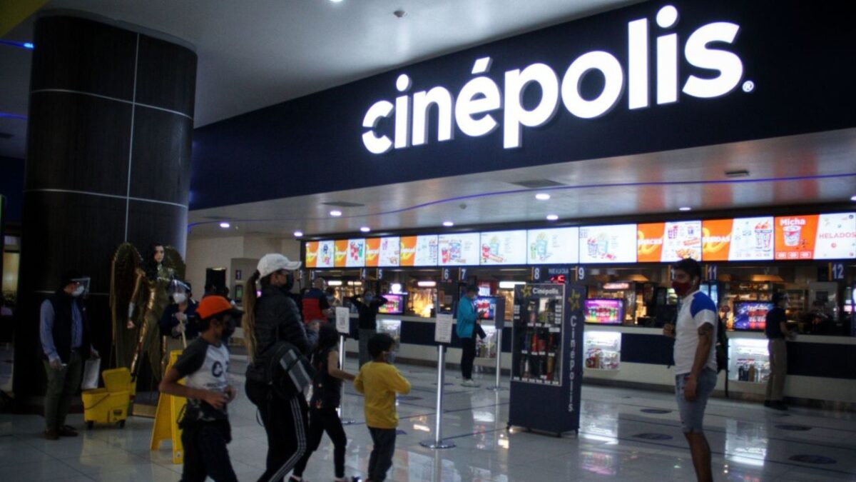 En redes sociales, usuarios han manifestado su molestia en torno a un distintivo de la cadena de cines Cinépolis la cual es llamada "Garantía Cinépolis" esto en medio del estreno de Emilia Pérez y que muchos buscan obtener un reembolso por "incumplir".