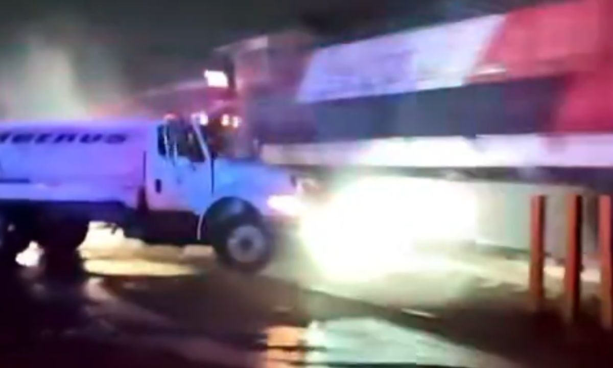 Locomotora embiste una pipa durante un incendio en una antigua estación de tren en Cuautitlán.