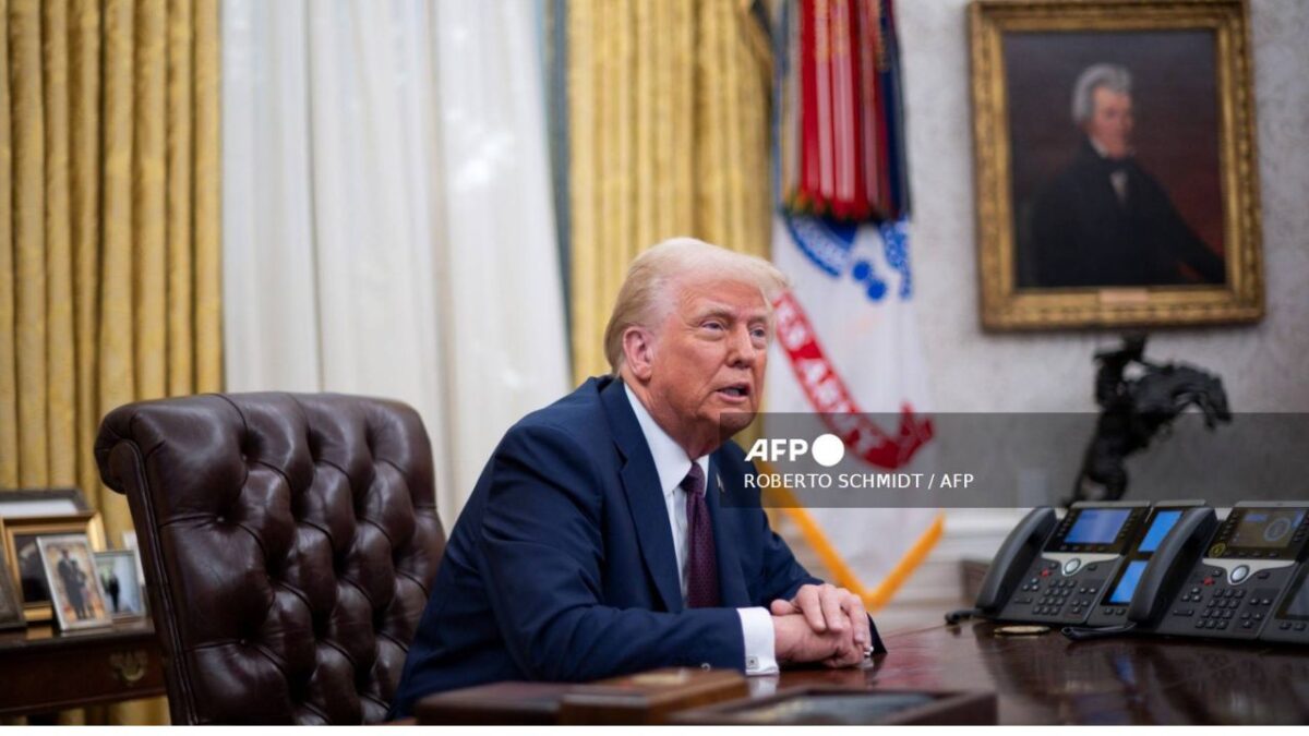 Donald Trump desde la Oficina Oval donde ordenó la desclasificación de los archivos sobre asesinatos de Kennedy y Luther King Jr.