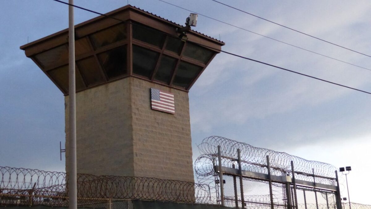 El presidente de Estados Unidos, Donald Trump, anunció su intención de convertir la prisión militar de Guantánamo, históricamente reservada para sospechosos de terrorismo, en un centro de detención para hasta 30 mil migrantes en situación irregular.