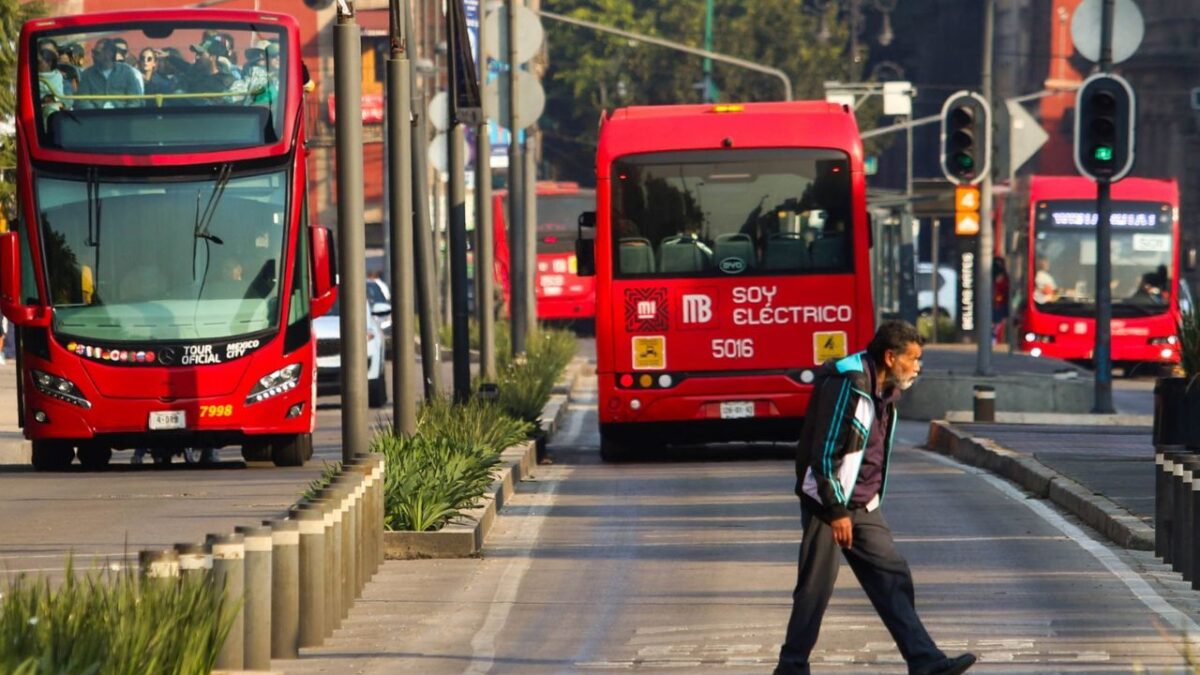 Una unidad del Metrobús de la Linea 4 golpeó a un peatón que intentaba cruzar la avenida Eje Central