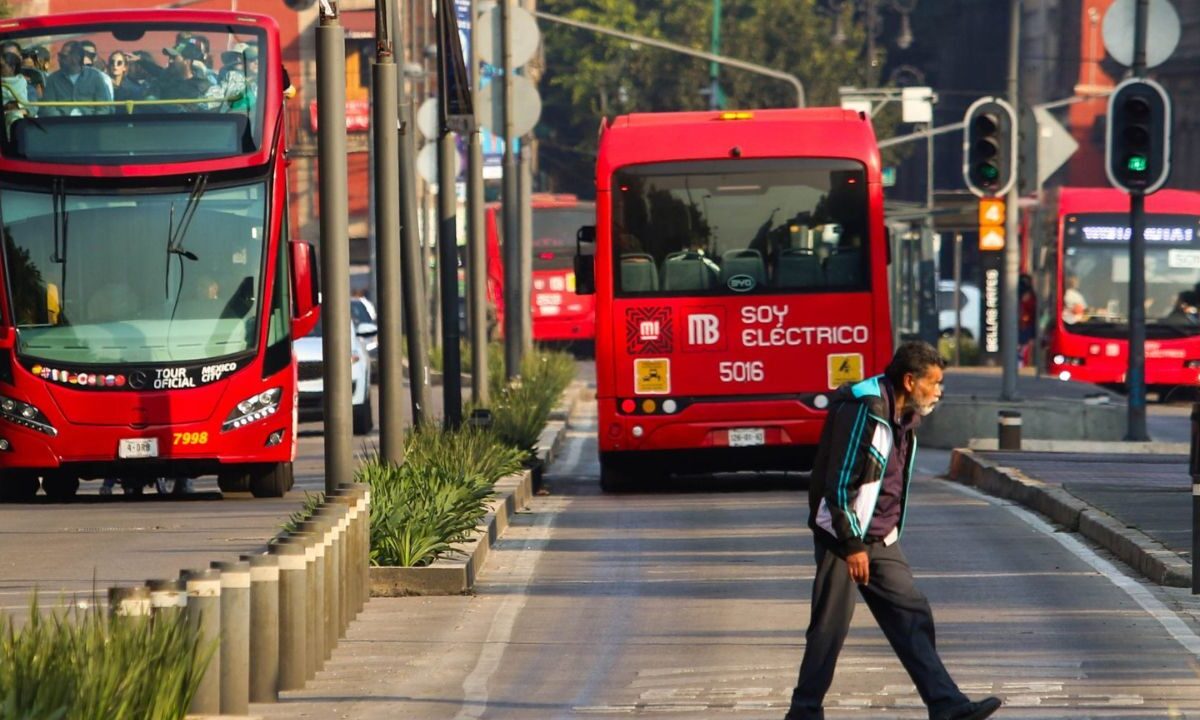 Una unidad del Metrobús de la Linea 4 golpeó a un peatón que intentaba cruzar la avenida Eje Central