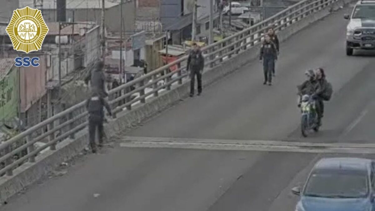 Cámaras de vigilancia captaron el momento en el que un grupo de policías frustró el intento de un hombre de quitarse la vida en Iztapalapa.