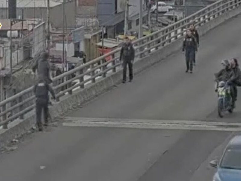 Video: Impiden que hombre se lance de un puente en Iztapalapa