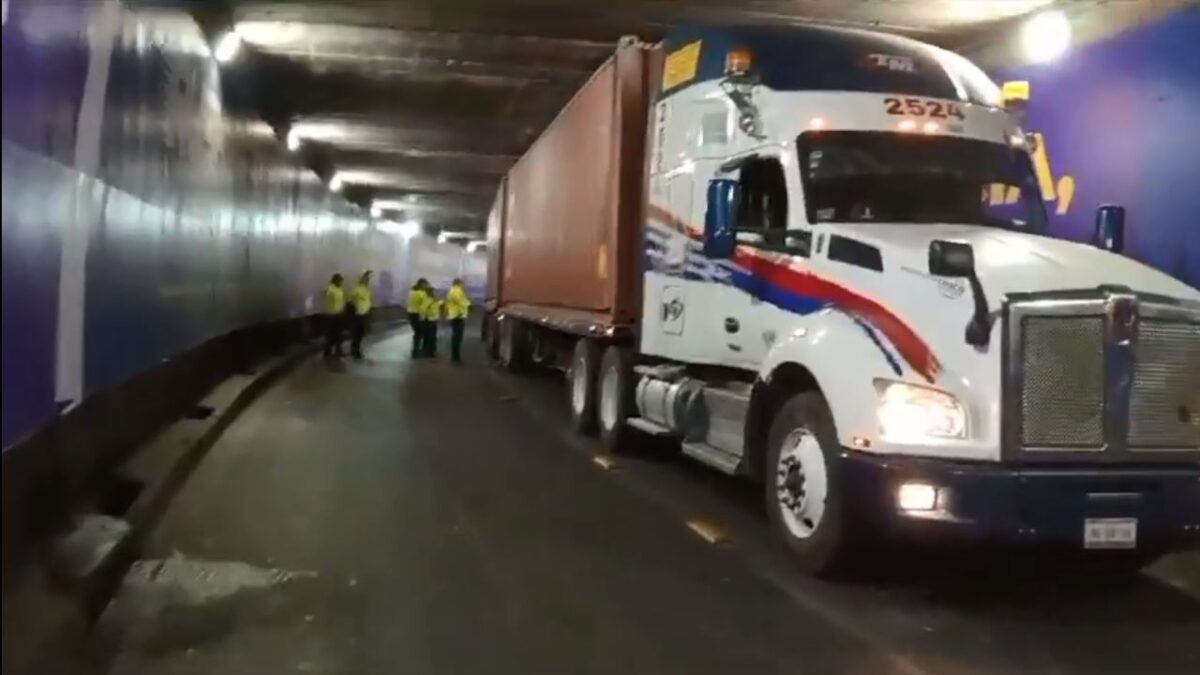 Tráiler se atora en bajo puente sobre avenida Chapultepec