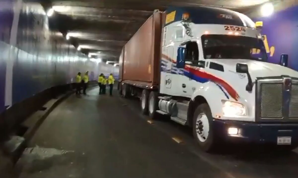 Tráiler se atora en bajo puente sobre avenida Chapultepec