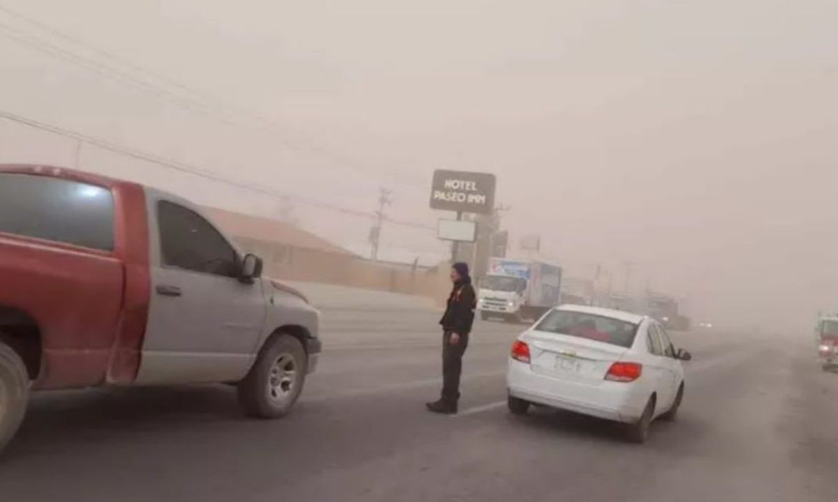 Fuertes ráfagas de viento partieron algunas carpas del mega albergue migrante en El Punto, en Ciudad Juárez, Chihuahua.