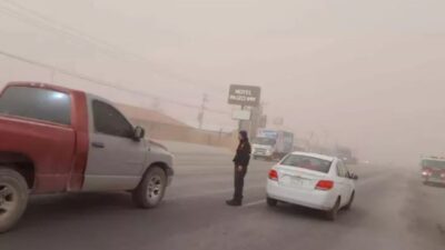 Fuertes ráfagas de viento partieron algunas carpas del mega albergue migrante en El Punto, en Ciudad Juárez, Chihuahua.