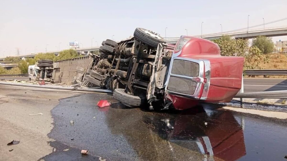 Un tráiler volcó en el Circuito Exterior Mexiquense, a la altura de Ecatepec.