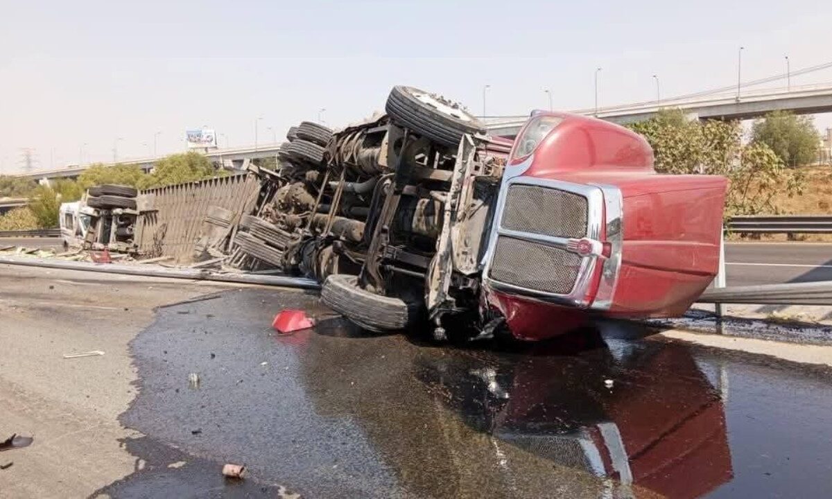 Un tráiler volcó en el Circuito Exterior Mexiquense, a la altura de Ecatepec.