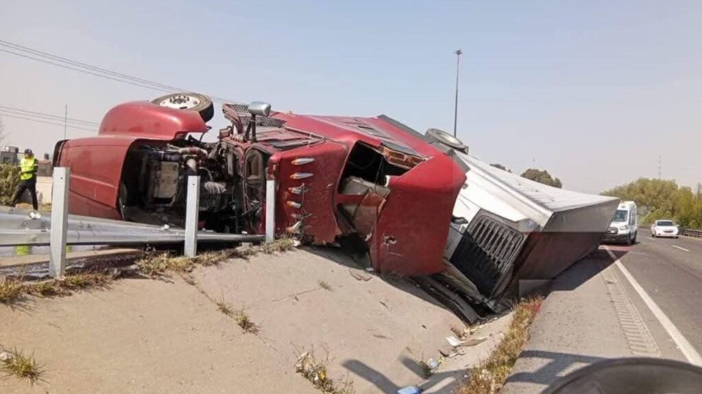 Una unidad pesada, que transportaba carne, se volcó en el Circuito Exterior Mexiquense.